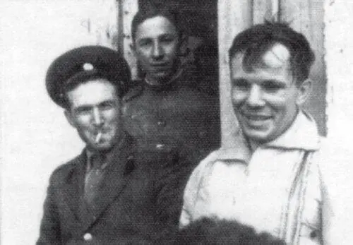 Юрий Гагарин и Ахмет Гасиев на пороге штаба ракетного дивизиона Новости - фото 182