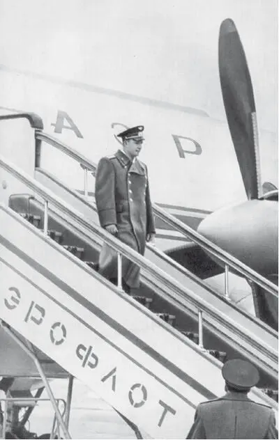 Прилет Юрия Алексеевича в Москву 14 апреля 1961 года Москвичи приветствовали - фото 186