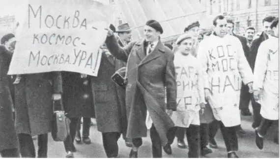 Стихийные праздничные шествия Митинг открыл секретарь ЦК КПСС Фрол Романович - фото 187