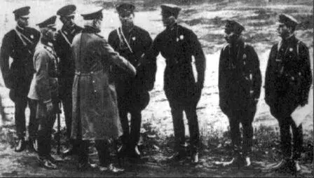 1928 год Президент Германии фельдмаршал Гинденбург приветствует группу - фото 6
