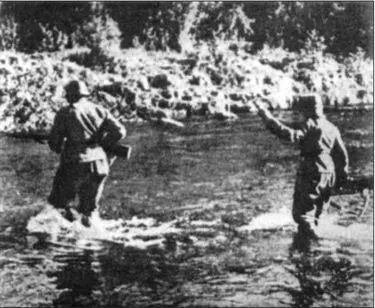 1941 год Финские солдаты переходят старую границу Накануне вторжения в - фото 29