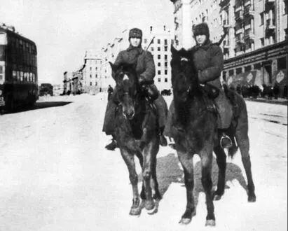 1941 год Патруль войск НКВД на улицах Москвы О том как именно была - фото 31