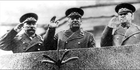 СМ Будённый ИВ Сталин и ГК Жуков на трибуне Мавзолея во время Парада - фото 33