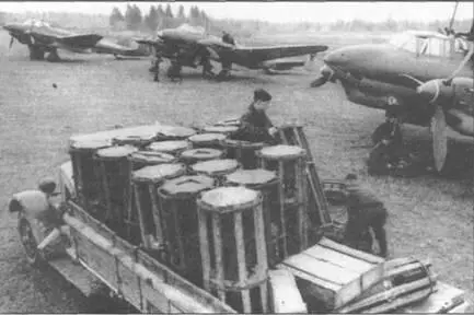 Подвоз бомб к самолетам Пе2 серии 110 Эта работа началась с мелких - фото 39