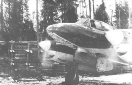 Инженер ВЯ Бурдынский в кабине опробывает моторы после ремонта Всю первую - фото 41