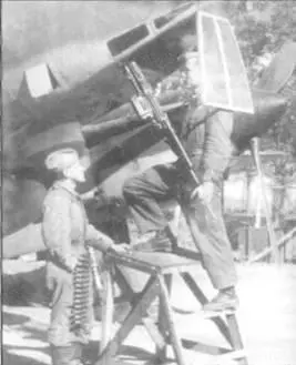 Оружейники устанавливают пулемет БК после чистки лето 1942 г Попадания в них - фото 45