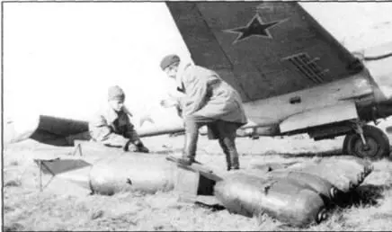 Подготовка бомб к подвеске на самолет Кроме отечественных ФАБ 100 видны - фото 55