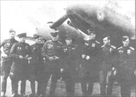 Летчики 99го гв орап у самолета Пе2 с моторами М82Ф Однако недостатков - фото 58