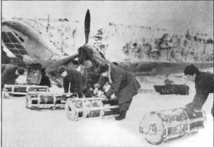 Бомбы в упаковке подкатывают к Пе2 Северный флот зима 194142 годов Столь - фото 73