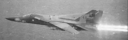 F111F идет на форсаже над морем Управляемые бомбы GBU10 под крылом F111F - фото 78