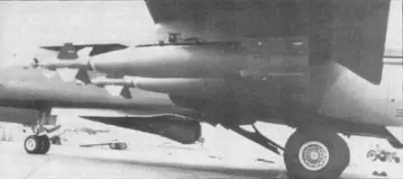 Управляемые бомбы GBU10 под крылом F111F и контейнер Пейв тэк под фюзеляжем - фото 79