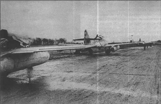 Me 262Ala из KG54 готовятся к боевому вылету Фоторазведчик Me 262А1аU3 - фото 75