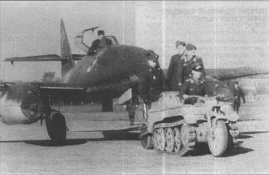 Фоторазведчик Me 262А1аU3 из команды Браунегга буксируется на старт В - фото 76