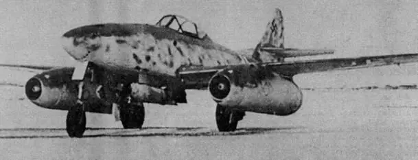 Истребительбомбардировщик Me 262A1a с двумя 500кг бомбами на подфюзеляжных - фото 45