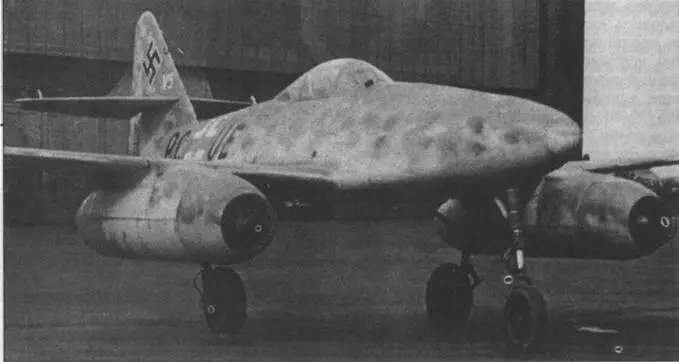 Me 262 V5 оснащенный неубираемой носовой стойкой шасси и защитными сетками на - фото 44