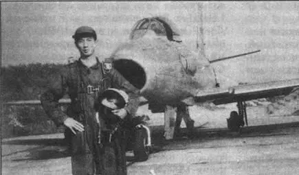 Летчик 4й разведэскадрильи Хэ Цзяньи позирует у своего RF86F Всепогодный - фото 20