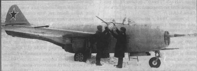 Заправка бензином бака пускового мотора на опытном истребителе МиГ9 02 Ф2 - фото 43