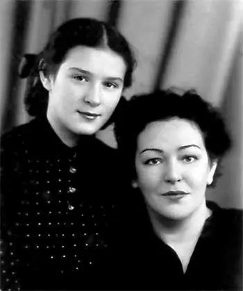 1953 год С дочерью Не сули мне Не сули мне золотые горы годы жизни - фото 24
