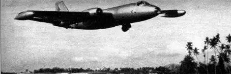 Канберра В2 взлетает с малайзийской авиабазы Баттерворт Середина 1950х гг - фото 57