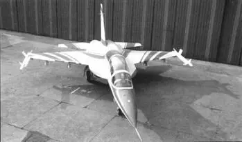 Макет самолета L15 Чжухай 2004 г Но корпорация Хонгду сразу же взялась - фото 88