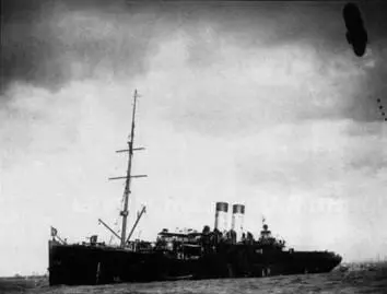 Крейсер 2го ранга Русь с поднятым змейковым аэростатом 1905 г - фото 96