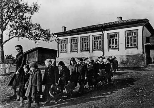 Ученики Зюзинской школы с учительницей 1947 г Фото из коллекции автора - фото 36