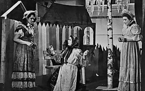 1949 г Спектакль на сельской сцене Слева Наталья Сергеевна Заварзина Фото - фото 46