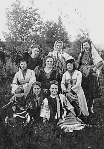 1944 г Самодеятельность в клубе Зюзина справа налево 1й ряд Лиля - фото 47