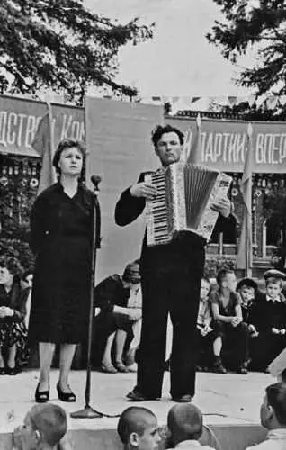 1957 г АЕ Гавриленков аккомпанирует на фестивале зюзинской певице А - фото 49