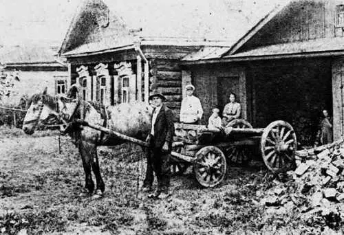 1930 г Крестьянин ВА Заварзин собрался в путь на лошади Фото из коллекции - фото 154