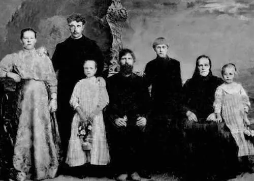 1912 г Семья Заварзиных слева направо АМ Заварзина урожд Юлочкина - фото 155
