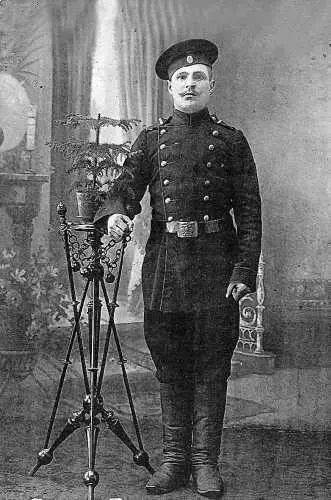 На снимке 1914 г СМ Гусев во время Первой мировой войны 1902 г Семья - фото 158