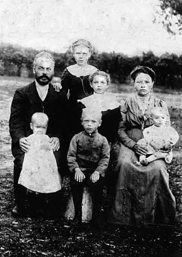 1902 г Семья волостного писаря НА Гусева слева в центре сидит его сын - фото 159