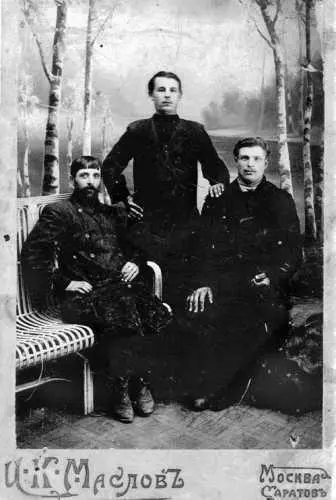 1914 г Cправа налево братья ИА и ГА Касаткины сидят СМ Гусев - фото 161