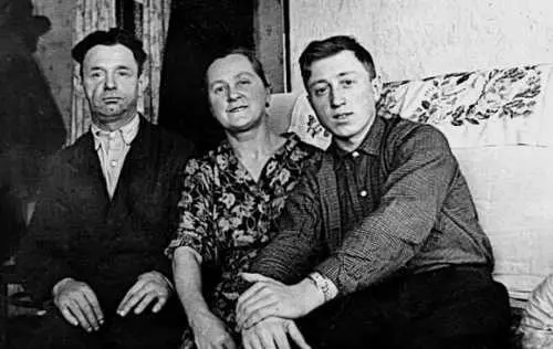 1959 г АА АИ и ВА Касаткины Фото из коллекции автора В 12м дворе в - фото 162