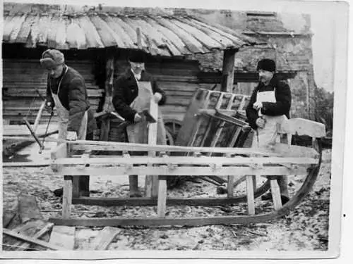 1941 г Колхозные плотники слева направо НИ Альянов ИВ Журин ПБ - фото 165