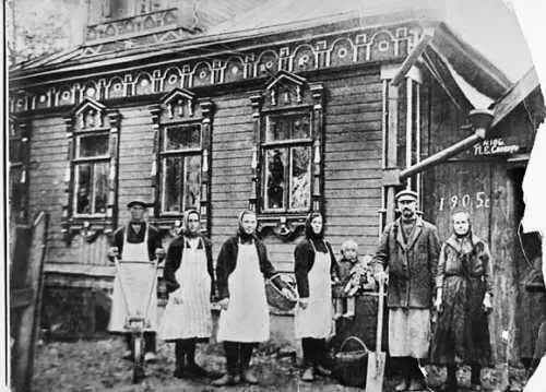 1924 г Семейство Сковородовых у дома справа налево АЯ Сковородова ее муж - фото 168