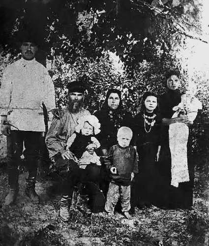 1916 г ЕИ Сковородов в центре с ребенком на руках рядом справа жена - фото 169