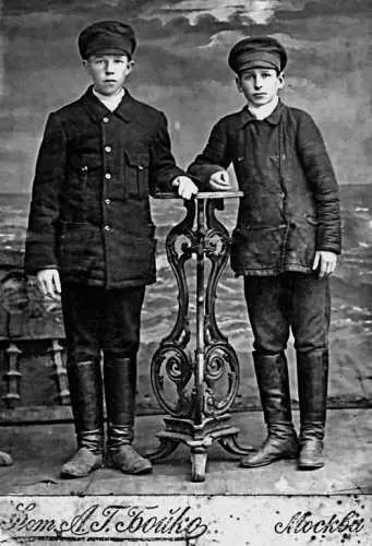 1914 г Подростки Михаил Георгиев сын Сорокин Корнев и его товарищ Николай - фото 172