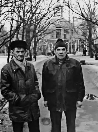 1995 г Зюзинские краеведы справа налево ЕМ Князев и ПС Заварзин у - фото 175