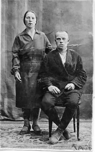 1926 г БФ Бычков 17 лет с женой Екатериной Фото из коллекции автора Его - фото 184