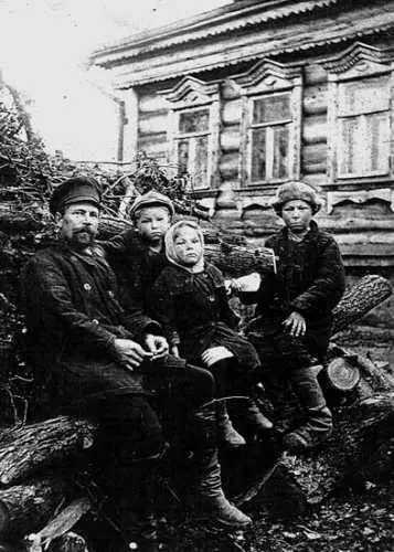 1927 г СМ Гусев с детьми слева направо Коля 4 года Лиза 6 лет Виктор - фото 201