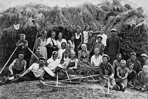 1939 г На гумне у большого стога сложенного из снопов ржи собрались на обед - фото 224