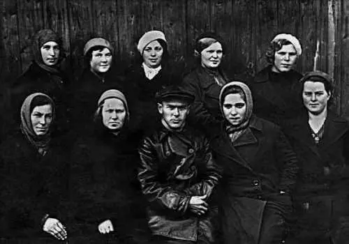 Весна 1941 г 1й ряд слева направо КП Князева ВФ Князева председатель - фото 227