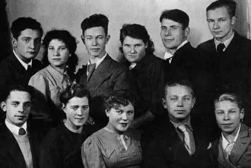 Ноябрь 1940 г Молодежь села Зюзина собралась в гости к вернувшемуся домой - фото 229