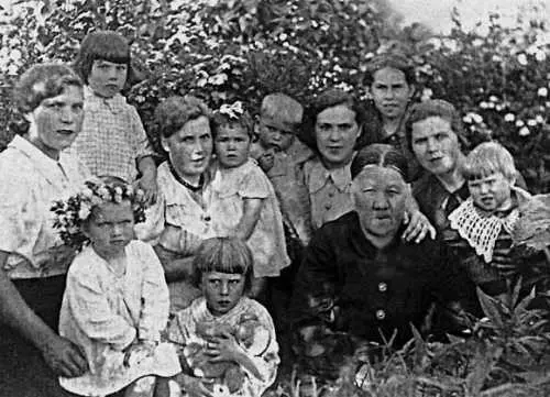 1942 г Бабушка Александра Ильинична Князева послала на границу зятю Ивану - фото 230