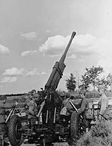 85мм зенитная пушка 329го зенитного артиллерийского полка КП 3 в военном - фото 231