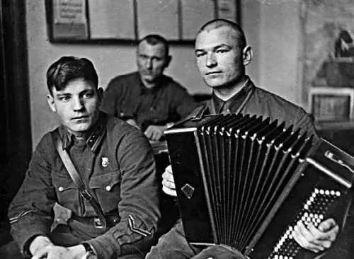 1941 г Красный уголок части в землянке овраг Волконского ручья сад - фото 232