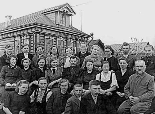 Весна 1943 г мужчин почти не осталось у дома правления колхоза собрались - фото 235