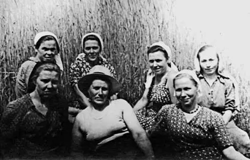 1943 г На покосе без мужиков 1й ряд слева направо ТП Князева М - фото 237